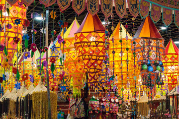 Traditional Chinese lamps and souvenirs are sold on the market.