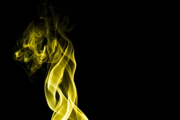 Obraz premium Yellow smoke on black background