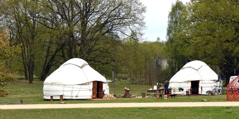 Biosph&auml;re Potsdam, mongolische Jurten im Freigel&auml;nde