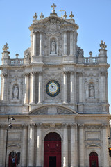 Façade baroque de l'église Saint-Paul-Saint-Louis à Paris, France