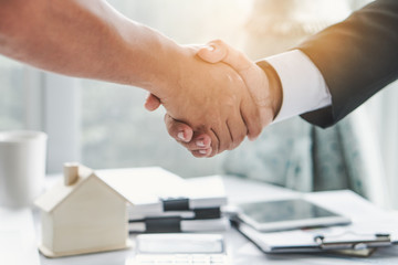 Obraz premium Close up view of Businessman and client shaking hands after contract agreement done deal.