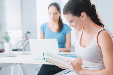 Obraz premium Teen girls studying at home
