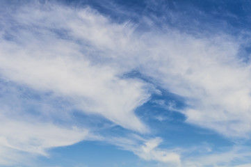 Fototapeta na wymiar Blauer Himmel mit weißen Wolken 