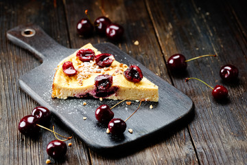 kirschkuchen mit kirschen rustikal