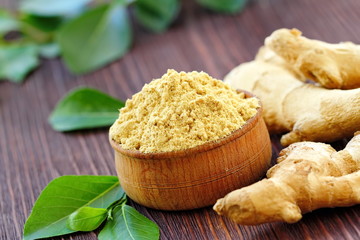 Ginger root and ginger powder in the bowl