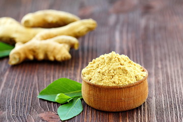 Ginger root and ginger powder in the bowl