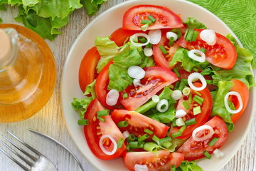 Fresh salad with tomatos and spring onion