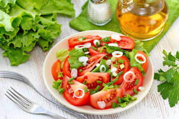 Fresh salad with tomatos and spring onion