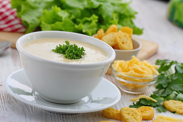 Cream soup with chicken and cheese