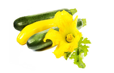 Zucchini, grün und gelb, mit Blüte und Blatt, freigestellt, isoliert, auf weiß, Textraum, copy...