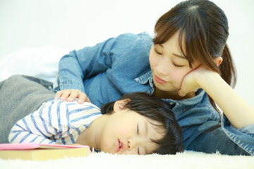 寝かしつける母親