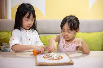 Asian Little Chinese Girls DIY mini pizza