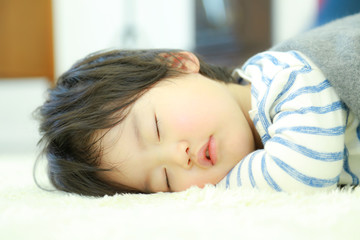 眠る子供