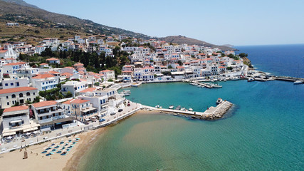 Fototapeta premium Widok z lotu ptaka z lotu ptaka na malowniczą wioskę Batsi z tradycyjnymi tawernami i plażą z czystą wodą, wyspa Andros, Cyklady, Grecja