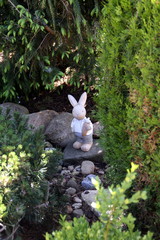 Hasenfigur mit Möhre