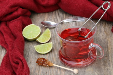 Tea, Tea-Time, Tee trinken im Winter, Heißgetränk, Erkältungszeit, Malventee mit Limette und Kandiszucker