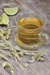 Tea, Tea-Time, Kräutertee, Teeglas mit griechischem Bergkräutertee und Limetten 