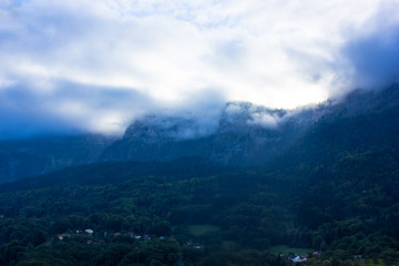 Fototapeta na wymiar Wolkenverhangener Morgen in den Alpen, Mer de Glace, Frankreich