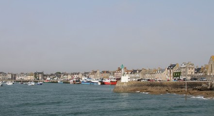 Fototapeta na wymiar le village et le port de Barfleur en Normandie dans le Cotentin