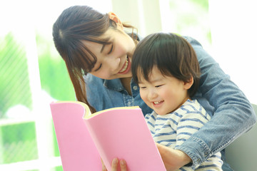 Obraz premium 本を読む親子