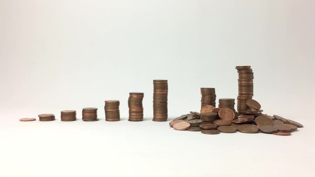 Monedas formando filas de menor a mayor, una rueda hasta caer.