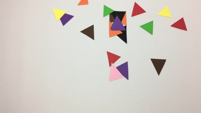 Numero 4 hecho de triangulos de papel de colores.
