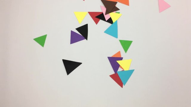 Numero 5 hecho de triangulos de colores de papel, se desace por el viento.