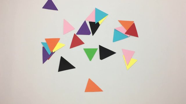 Numero 6 hecho de triangulos de colores de papel.