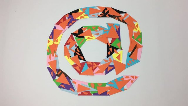 Signo informatico de la @ hecho de triangulos de colores.