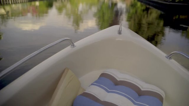 Boots Spitze eines Ruderbootes fährt durch einen kleinen Kanal vorwärts