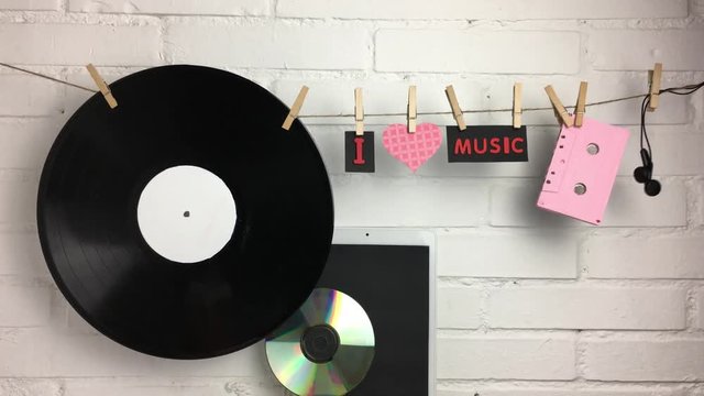 Objetos relacionados con la musica de varias decadas, con la frase &ldquo;I love music&rdquo;.