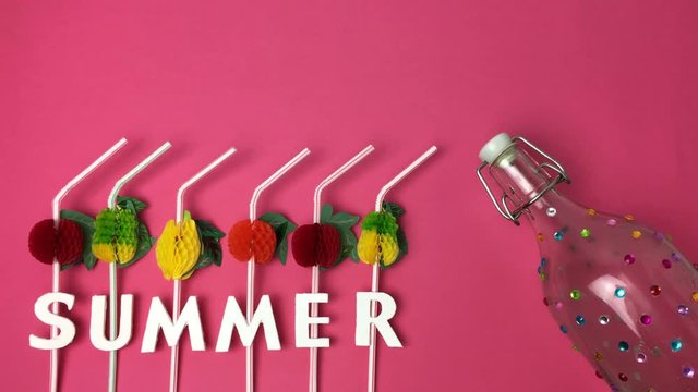 Pajitas con la palabra &ldquo;verano&rdquo; y botella de cristal.