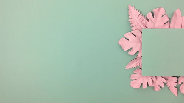 Sobre fondo verde aparece cuadro rodeado de hojas color rosa, invitacion.