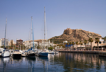Fototapeta na wymiar Alicante Marine and the castle