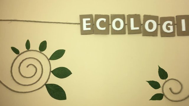 Palabra &ldquo;ecological&rdquo; en ingles, aparece tirando de una cuerda, hojas.