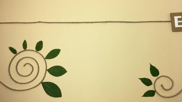 Palabra &ldquo;ecologico&rdquo; aparece tirando de una cuerda, hojas y cuerda.