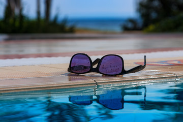 Fototapeta na wymiar Sonnenbrille am Pool