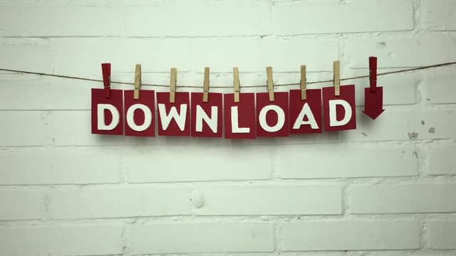 Palabra &ldquo;download&rdquo; en una cuerda con pinzas sobre fondo de ladrillos.