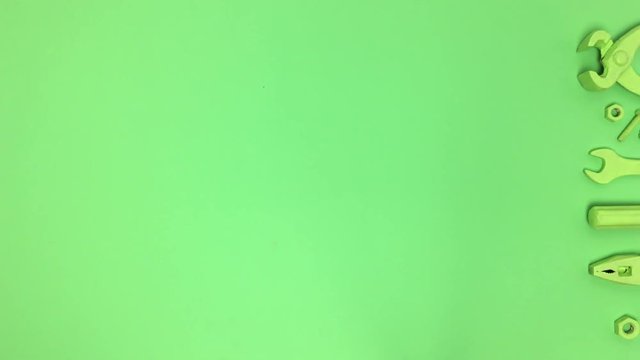 Herramientas de color verde, aparecen por la derecha sobre fondo verde.