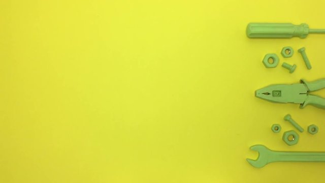 Herramientas de color verde, aparecen sobre fondo amarillo.