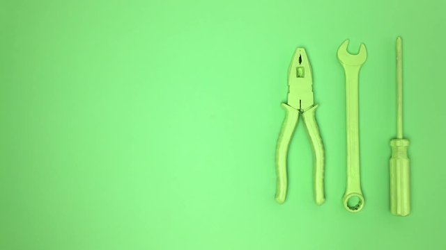 Herramientas de color verde, despues aparece un cuadro con tornillos.