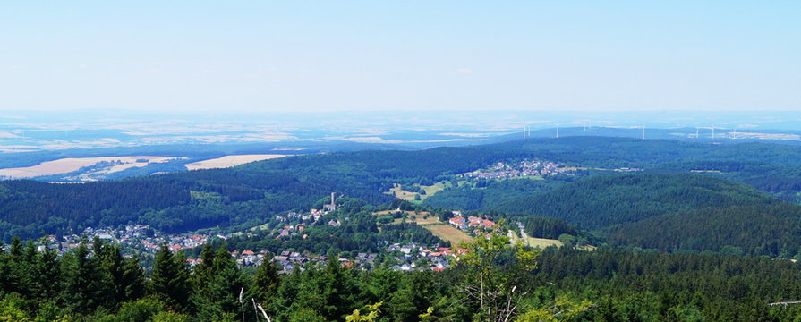 Die Gemeinde Schmitten in Hessen mit Blick auf die Burgruine Reifenberg vom Großen Feldberg aus
