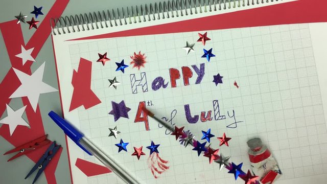 Escena pintando y decorando cartel del 4 de julio.