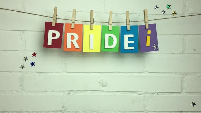 Palabra orgullo en ingles, con los colores de la bandera arcoiris, orgullo gay.
