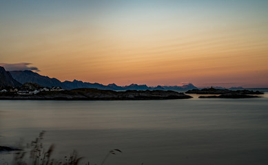 Lofoten - Panorama in Nordnorwegen; Sonnenuntergang über den Felsen im Fjord.