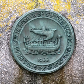 m&eacute;daillon avec un drakkar &agrave; l'entr&eacute;e du Port de Barfleur dans le Cotentin,Manche,Normandie
