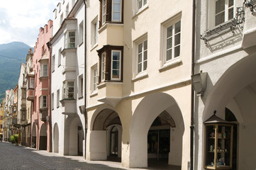 Fototapeta na wymiar Bürgerhäuser mit Lauben in Brixen