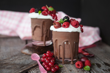 Leckeres Dessert mit frischen Beeren