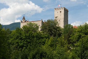 Fototapeta na wymiar Schloss in Bruneck im Pustertal in Südtirol