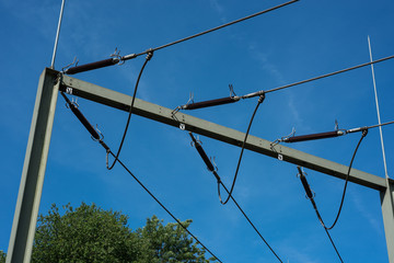 Detail Umspannwerk in der Natur mit Strommasten bei sonnigem Wetter